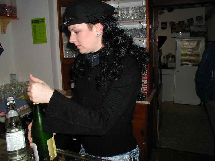 die dame hinter der bar
